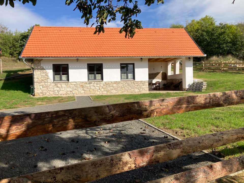 Kishosszuret Vendeghaz Hotel Pécsvárad Buitenkant foto
